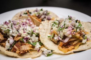 Tacos de tinga de pollo