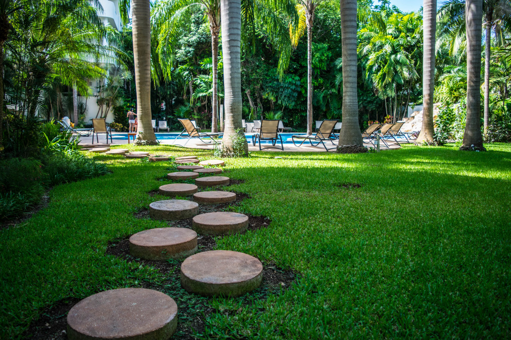 walkway to the pool