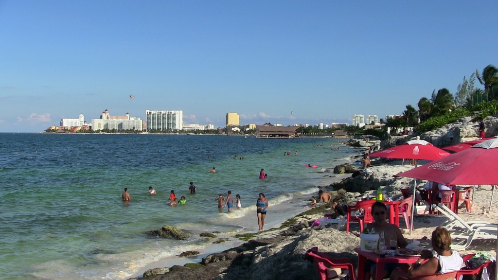 busy day at Playa Tortugas