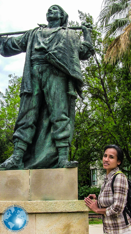 Cris and a statue in Park Montjuïc